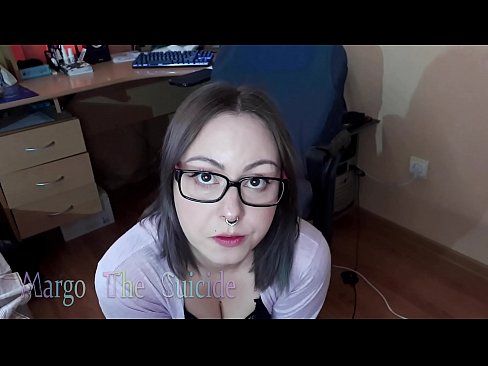 ❤️ Ragazza sexy con gli occhiali succhia il dildo profondamente sulla macchina fotografica ☑ Porno anale al it.javdoe.top ❤️