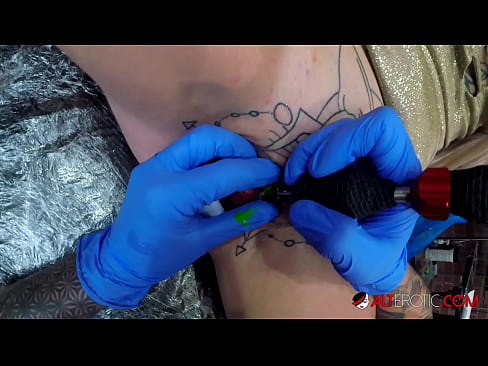 ❤️ Estremamente tatuato hottie Sully Savage ottenuto un tatuaggio sul suo clitoride ☑ Porno anale al it.javdoe.top ❤️